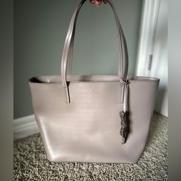 Kate Spade Karla Seton Drive Cityscape Gray Smooth Leather Tote with Glitter Bow - Picture 3 of 16